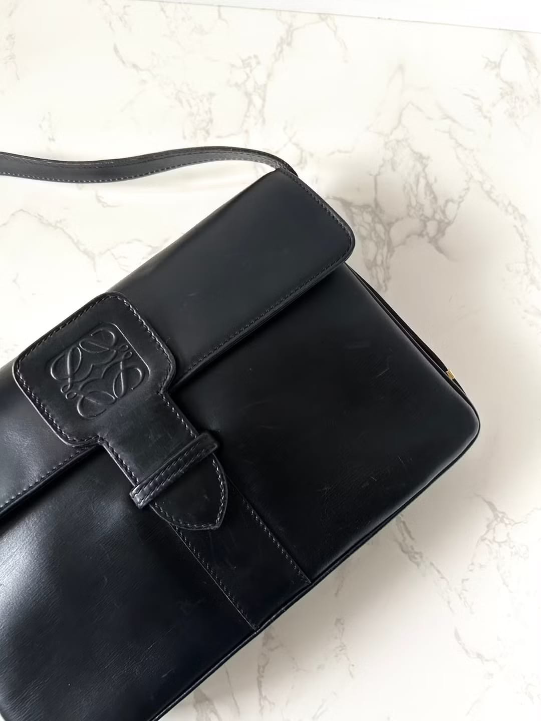 Loewe黑色壓印郵差包/單肩包/斜背包/側背包