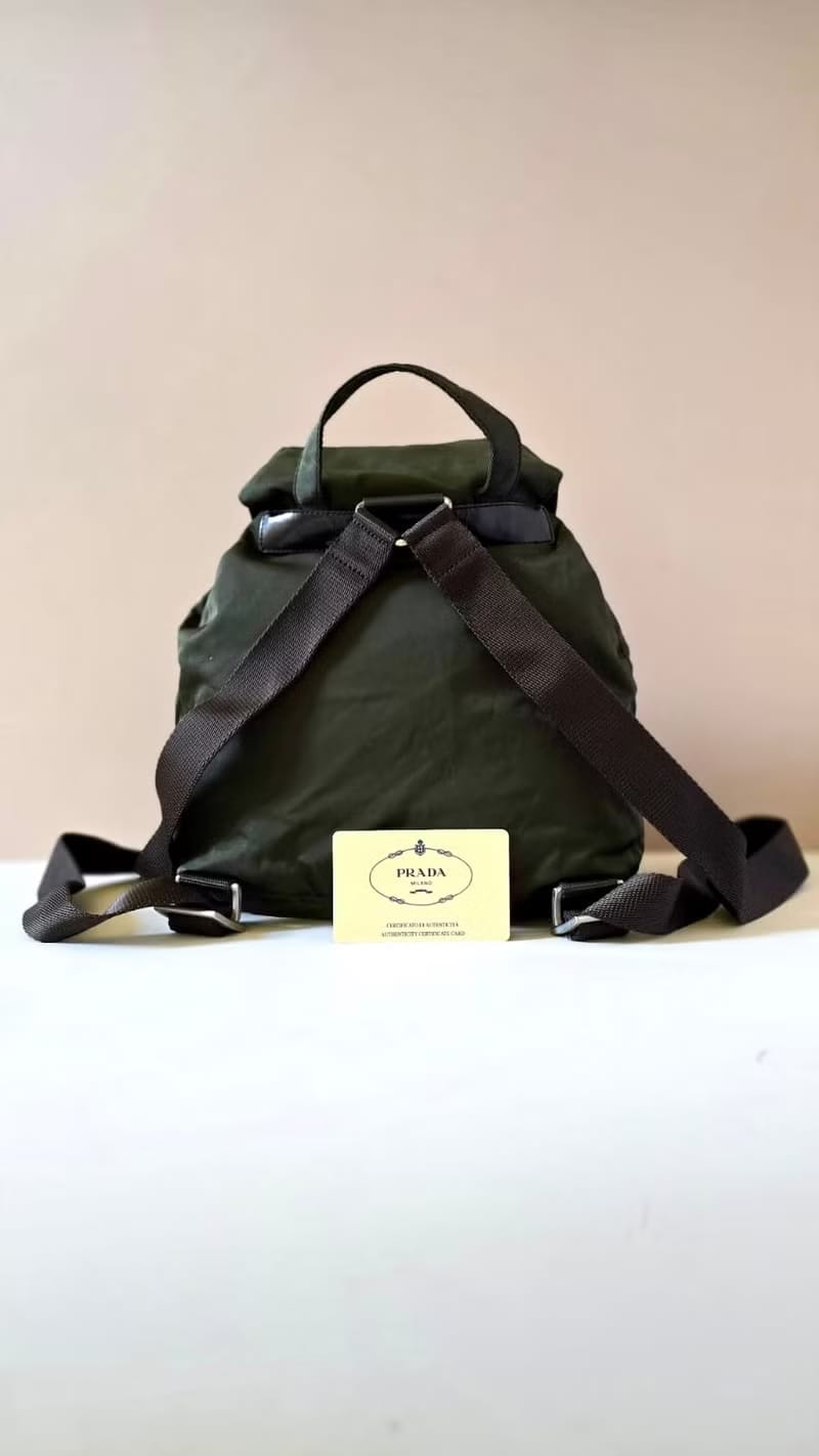 Prada橄欖綠色銀標雙肩包/後背包/背囊