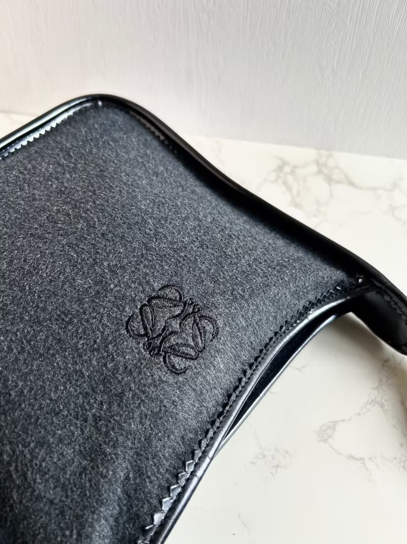 稀有Loewe黑灰色毛呢拼皮Anagram刺繡流浪包/側背包