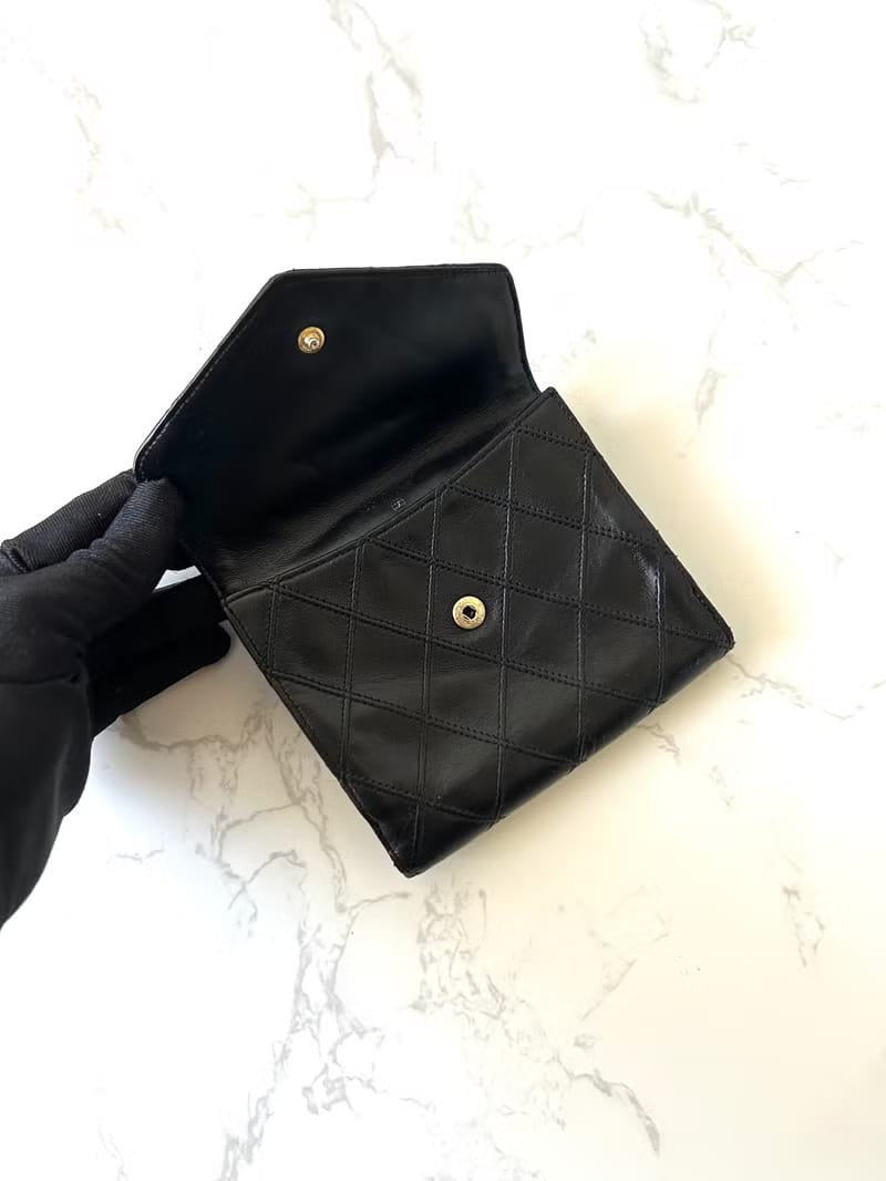 Chanel雙面小羊皮革黑色短夾小銀包