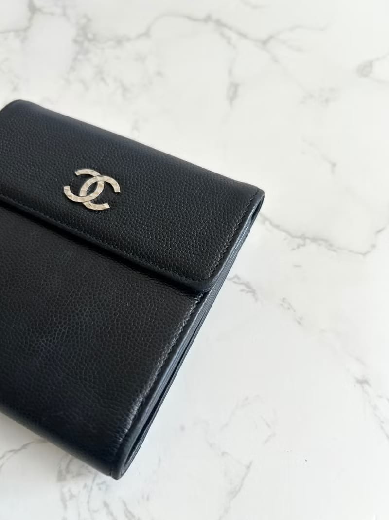 Chanel黑色雕刻銀扣魚子醬短夾/皮夾/錢包