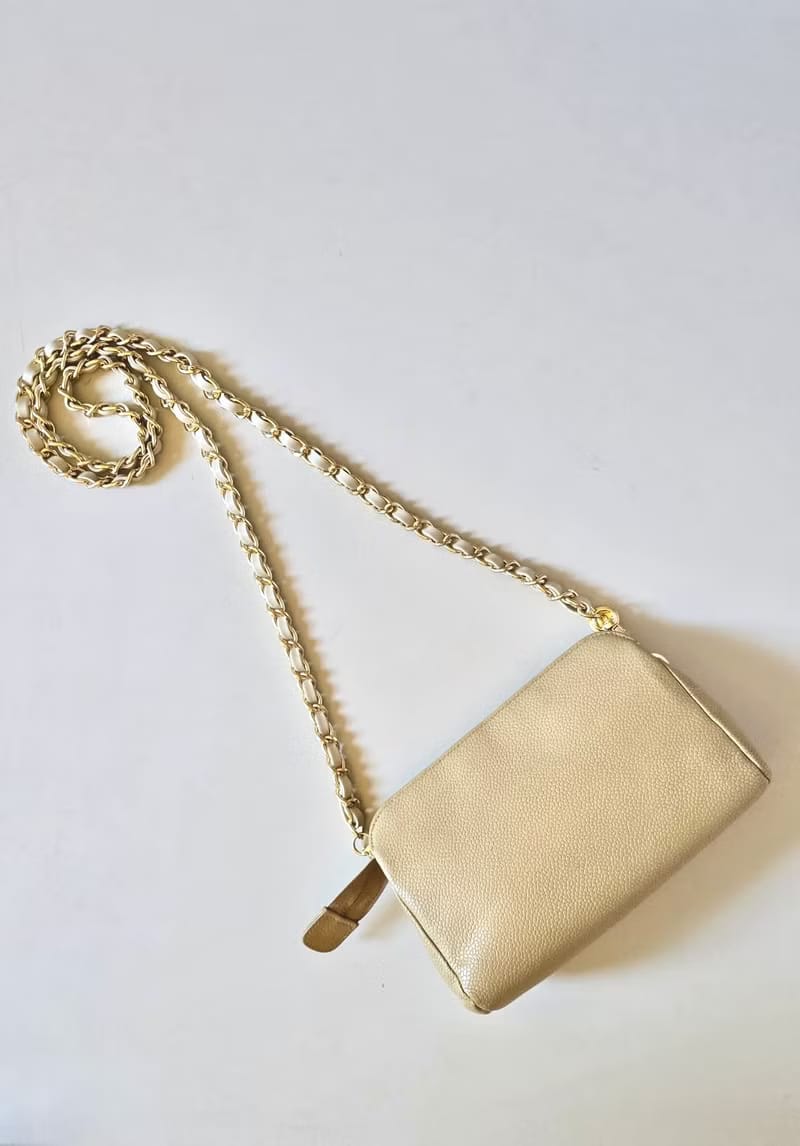 Chanel米杏色魚子醬皮革斜背包/單肩包/側背包