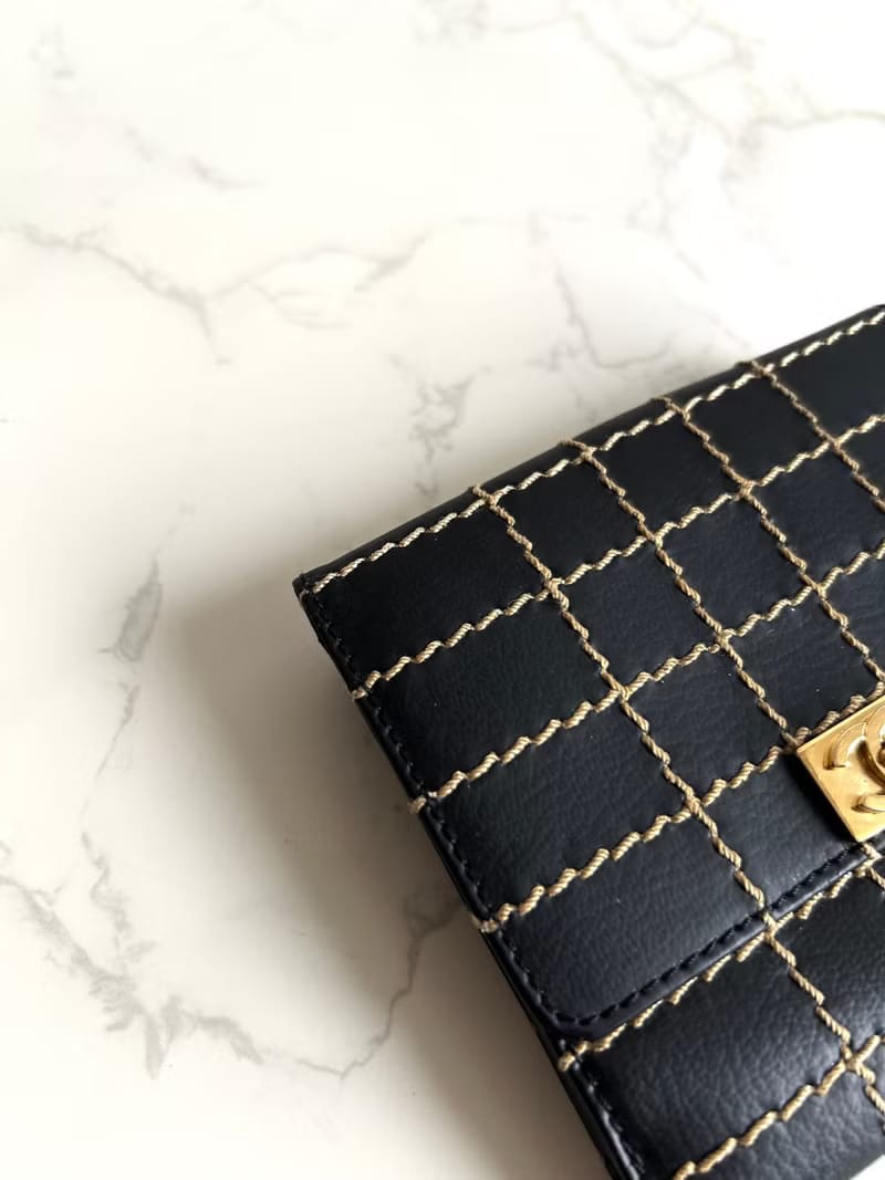 稀有中古二手Chanel黑色外縫線金扣皮革短夾銀包