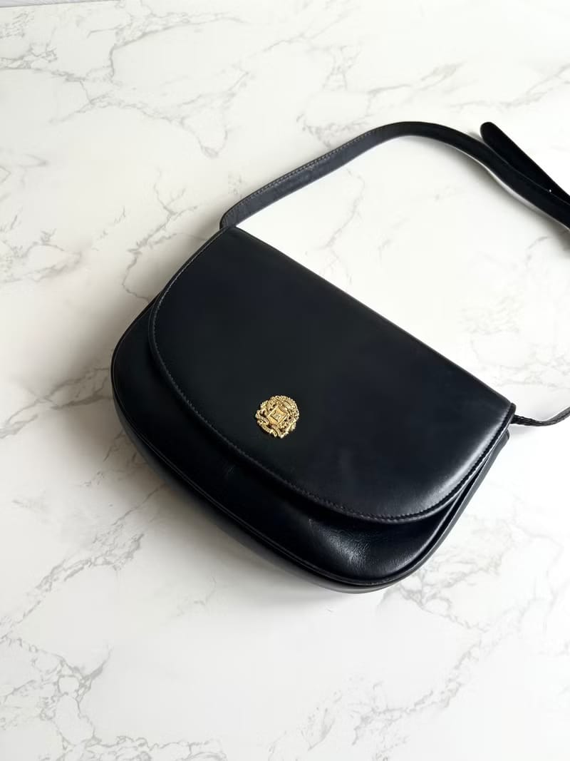 Celine金徽章黑色半月包/單肩包/斜背包/側背包