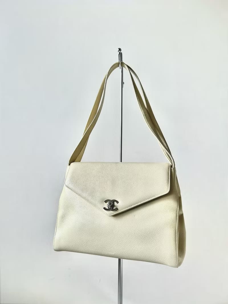 Chanel米白色魚子醬皮革凱莉單肩包/托特包/側背背