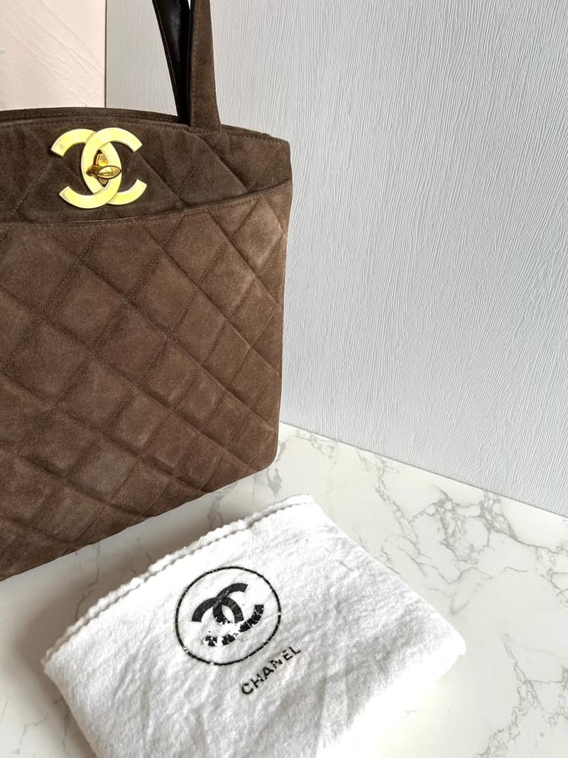 Chanel咖啡金色旋轉扣凱莉包/手提包