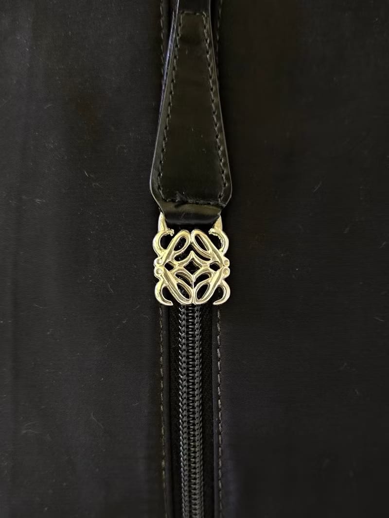 Loewe黑色銀雕刻扣拼皮流浪包/側背包/單肩包