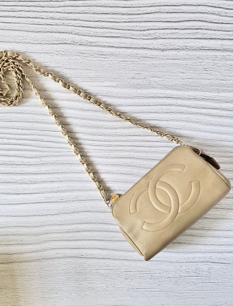 Chanel米杏色魚子醬皮革斜背包/單肩包/側背包