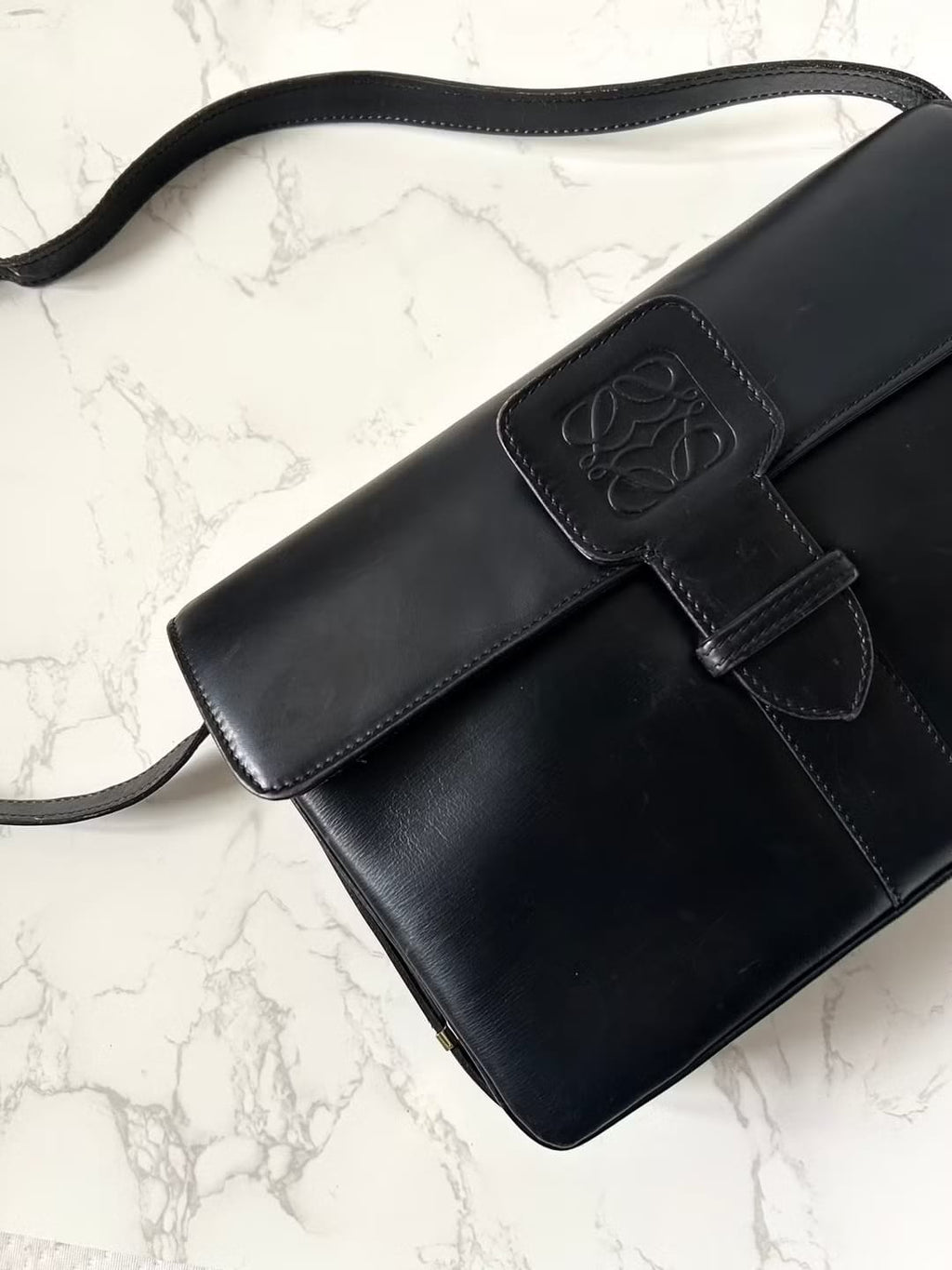 Loewe黑色壓印郵差包/單肩包/斜背包/側背包