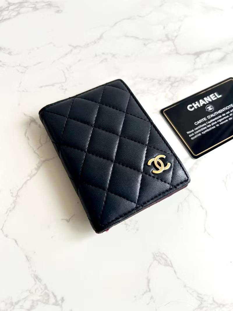 Chanel 黑色小羊皮革中夾/短夾