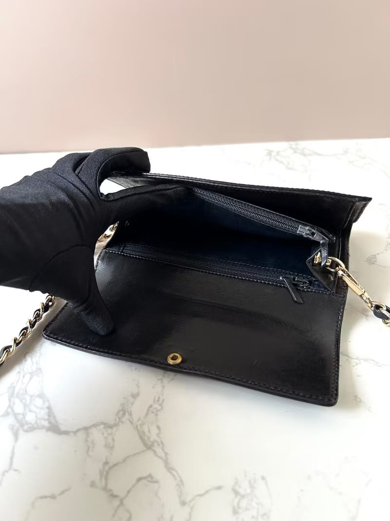 Chanel黑色皮革金扣斜背包/側背包/長夾