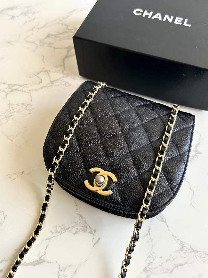 Chanel黑色金旋轉扣馬鞍包/斜背包/單肩包/側背包