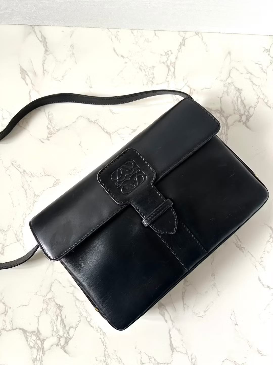 Loewe黑色壓印郵差包/單肩包/斜背包/側背包