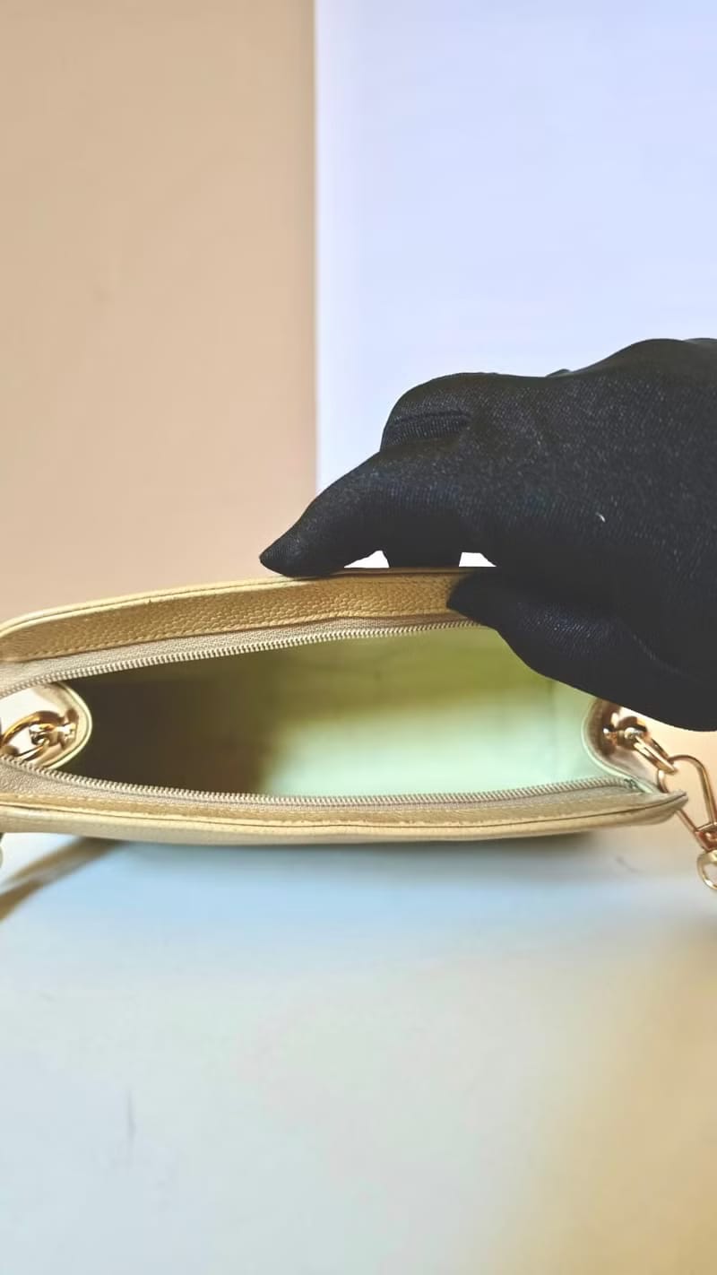 Chanel米杏色魚子醬皮革斜背包/單肩包/側背包