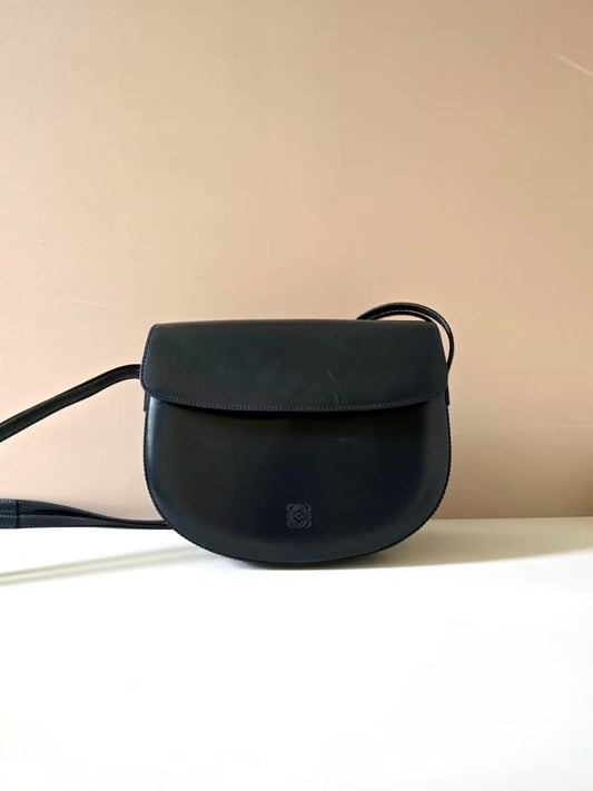 Loewe博物館半月包/側背包/斜背包 /單肩包