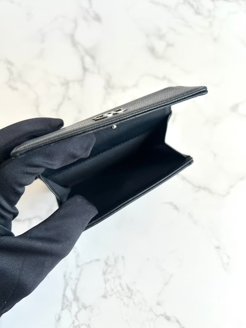 Chanel黑色雕刻銀扣魚子醬短夾/皮夾/錢包