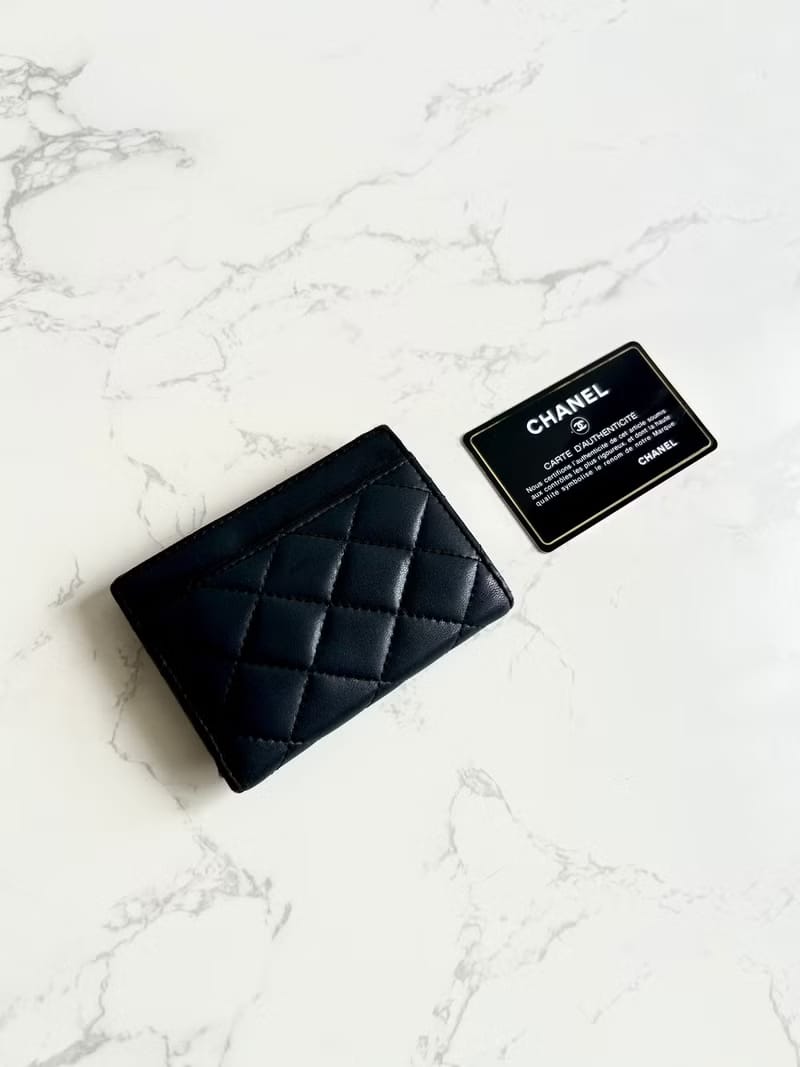 Chanel 黑色小羊皮革中夾/短夾