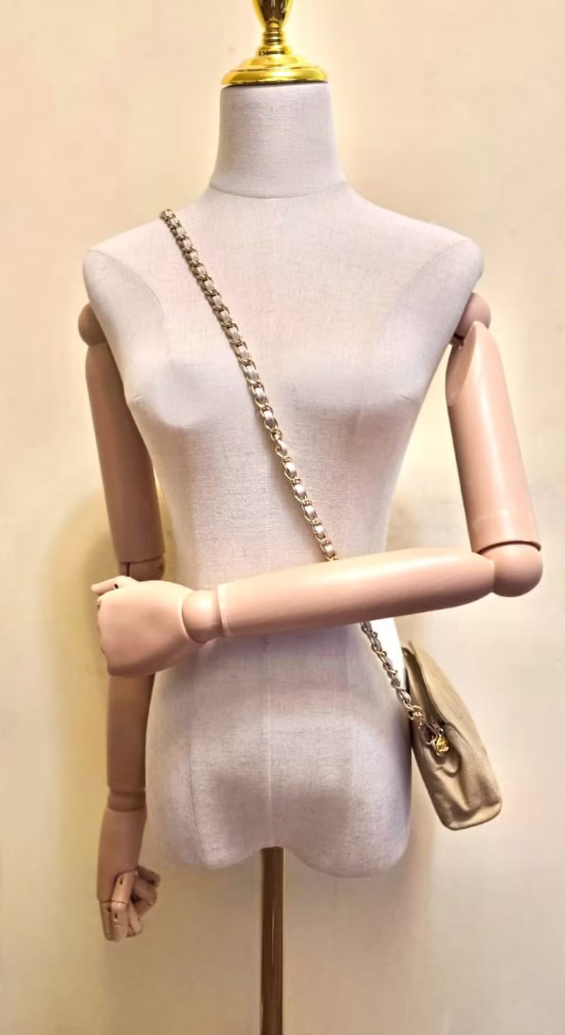 Chanel米杏色魚子醬皮革斜背包/單肩包/側背包