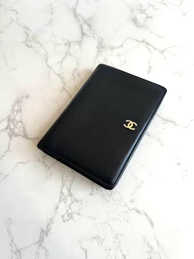 Chanel黑色皮革中短夾/旅行護照套/錢包