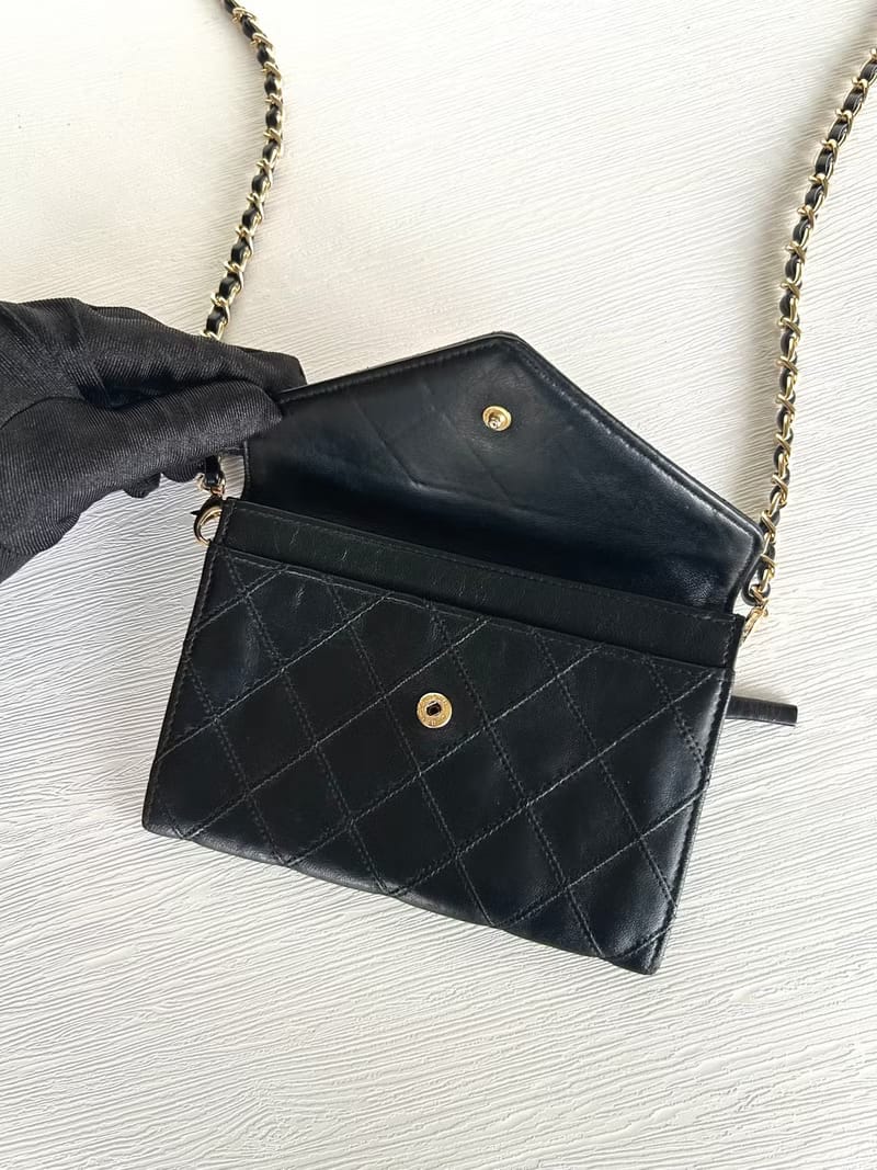 Chanel黑色信封翻蓋斜背包/單肩包/側背包