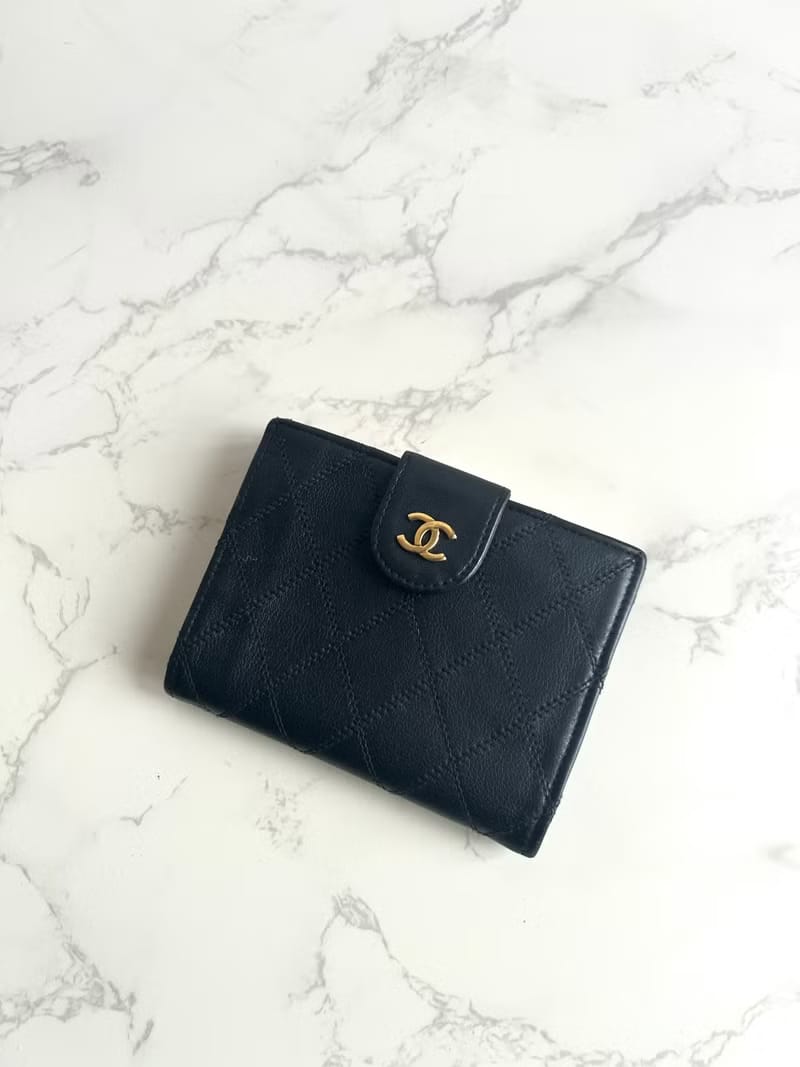 Chanel黑色小羊皮金扣皮革中短夾銀包