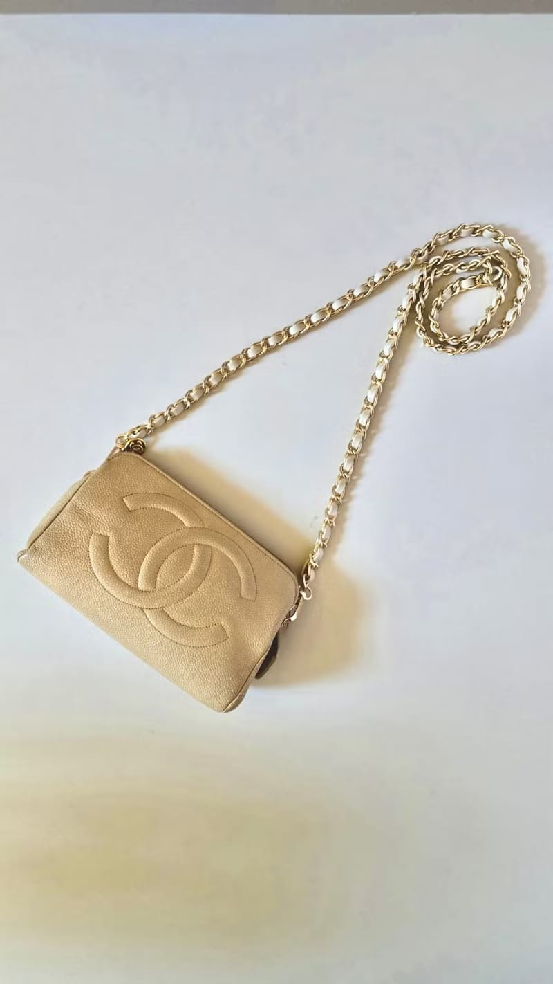 Chanel米杏色魚子醬皮革斜背包/單肩包/側背包