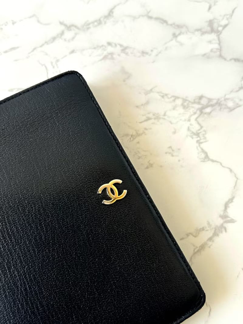 Chanel黑色金扣皮革中夾/旅行護照套/錢包