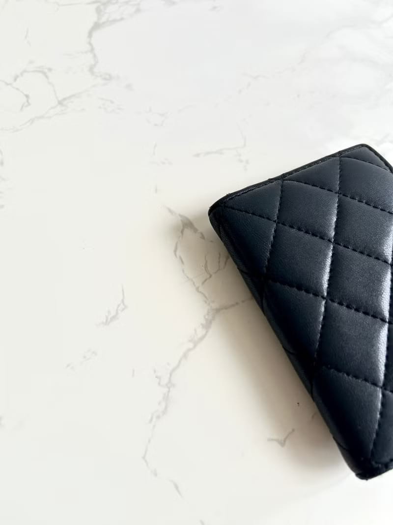 Chanel 黑色小羊皮革中夾/短夾