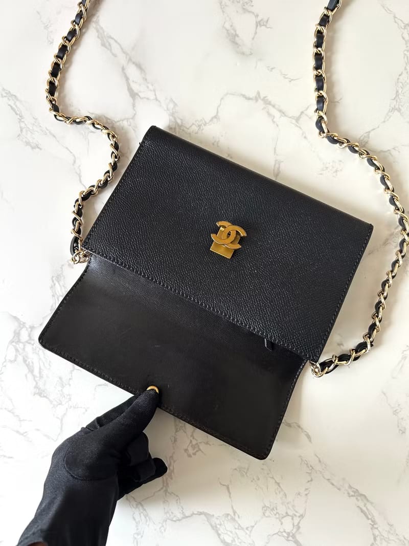 Chanel黑色皮革金扣斜背包/側背包/長夾